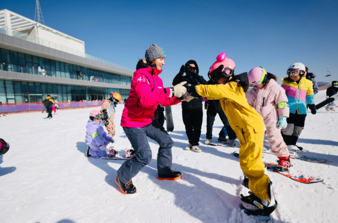 中国奥地利冰雪文化交融 山西陵川变身中国“阿尔卑斯”