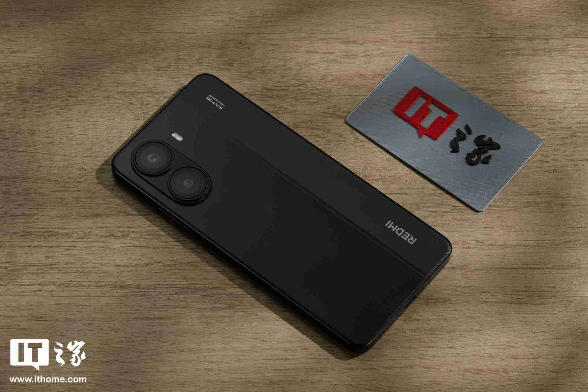 小米 REDMI Turbo 4「暗影黑」实拍，设计简洁不失个性拼色后壳