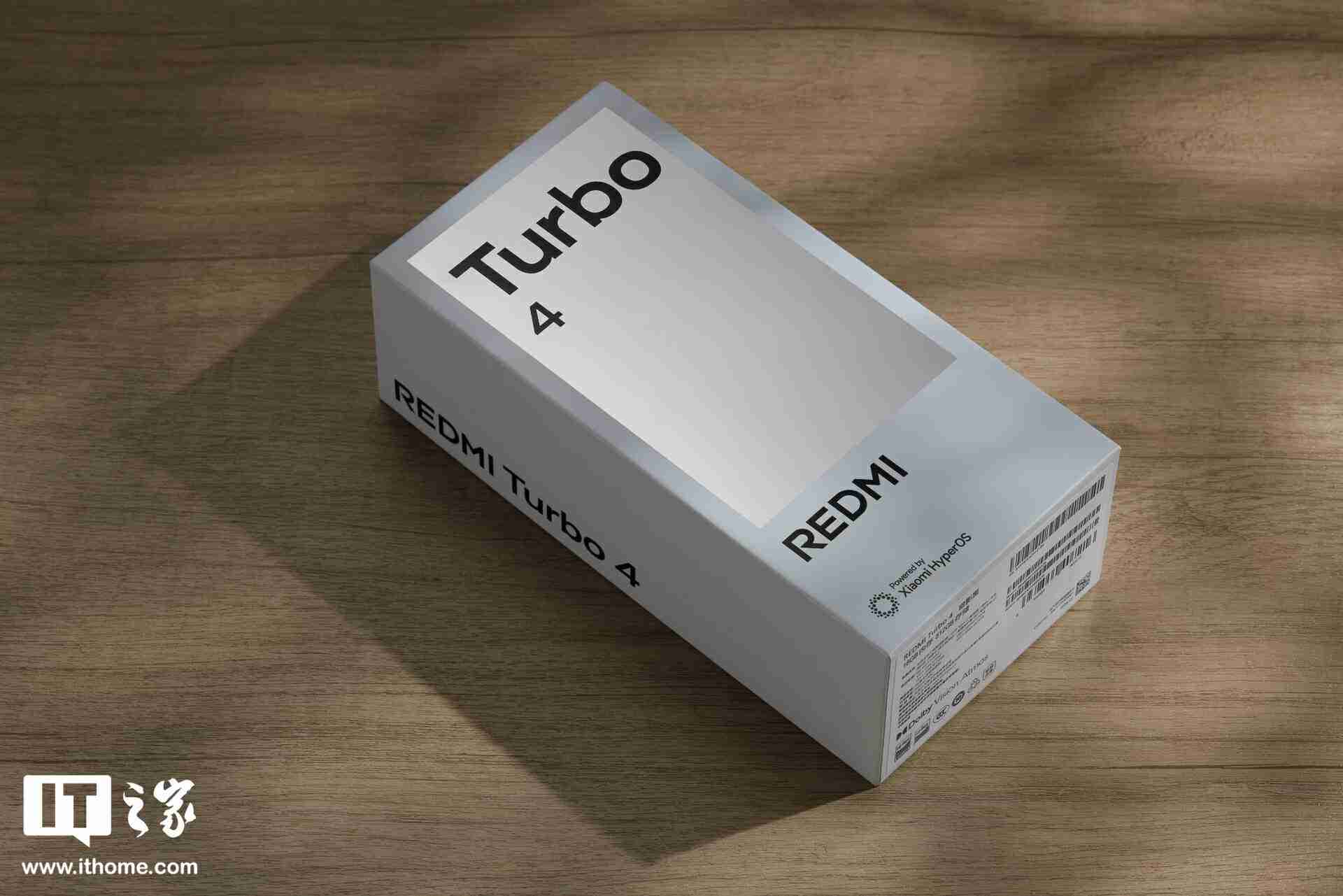 小米 REDMI Turbo 4「暗影黑」实拍:设计干练克制,拼色后壳不失个性