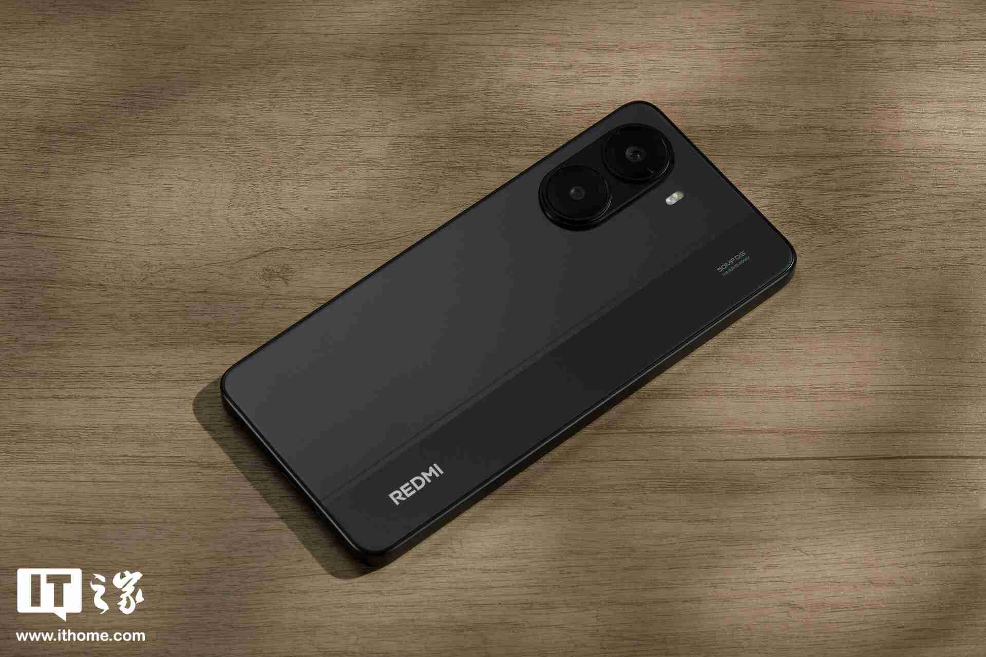 小米 REDMI Turbo 4「暗影黑」实拍:设计干练克制,拼色后壳不失个性