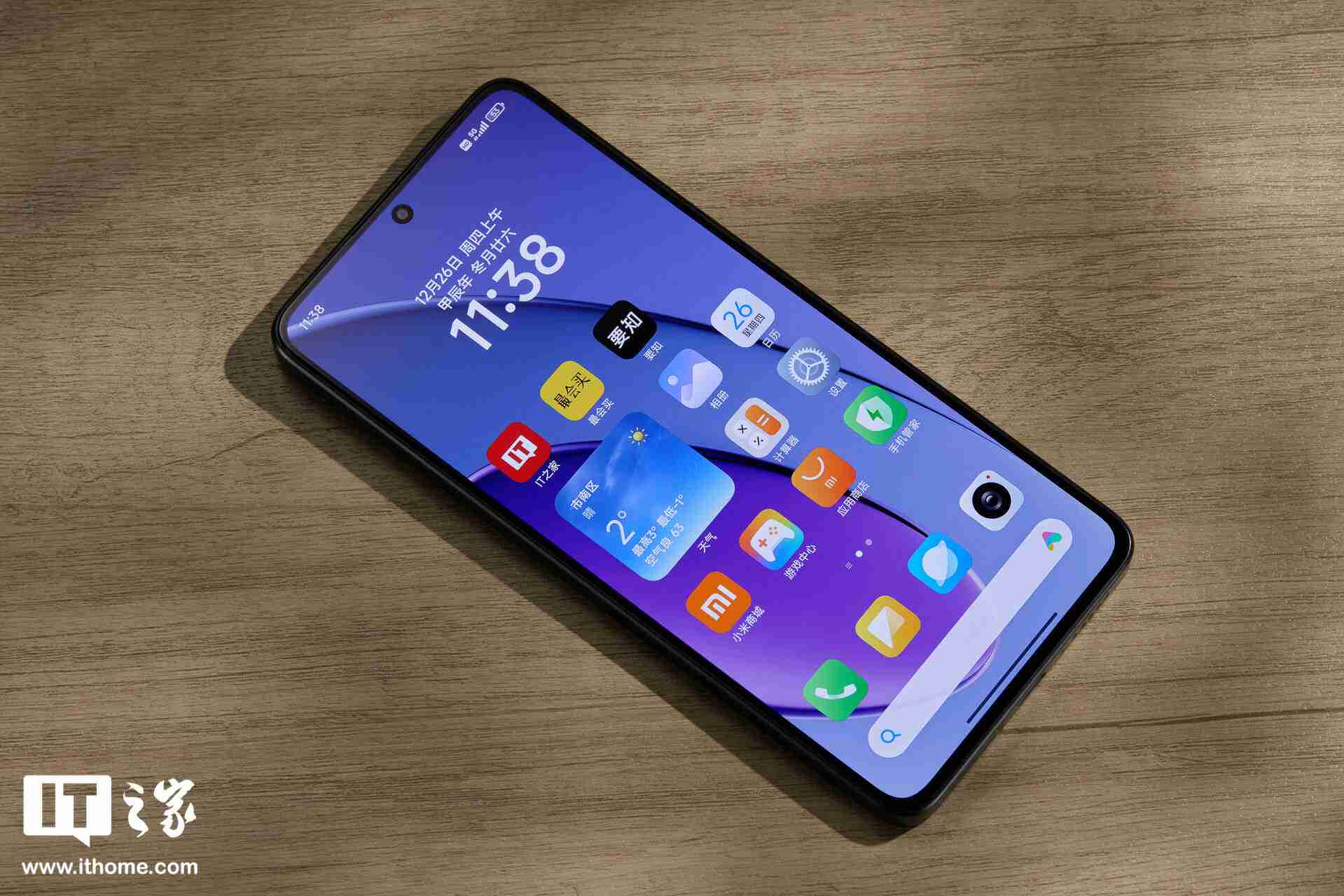 小米 REDMI Turbo 4「暗影黑」实拍:设计干练克制,拼色后壳不失个性