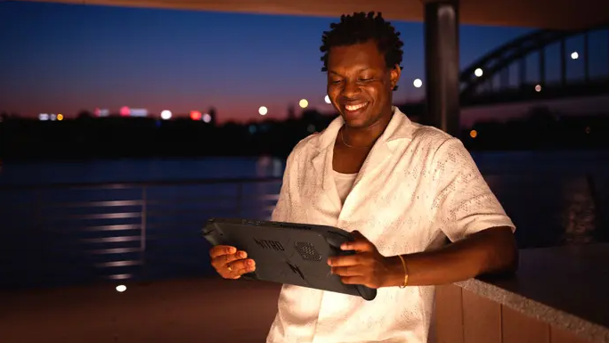 玩久了手不酸吗?宏碁推出巨无霸掌机Nitro Blaze 11