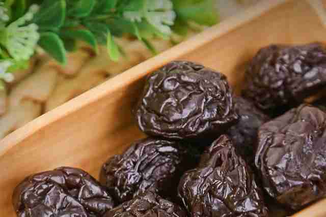 话梅是什么水果制成的 话梅干的功效与作用及禁忌