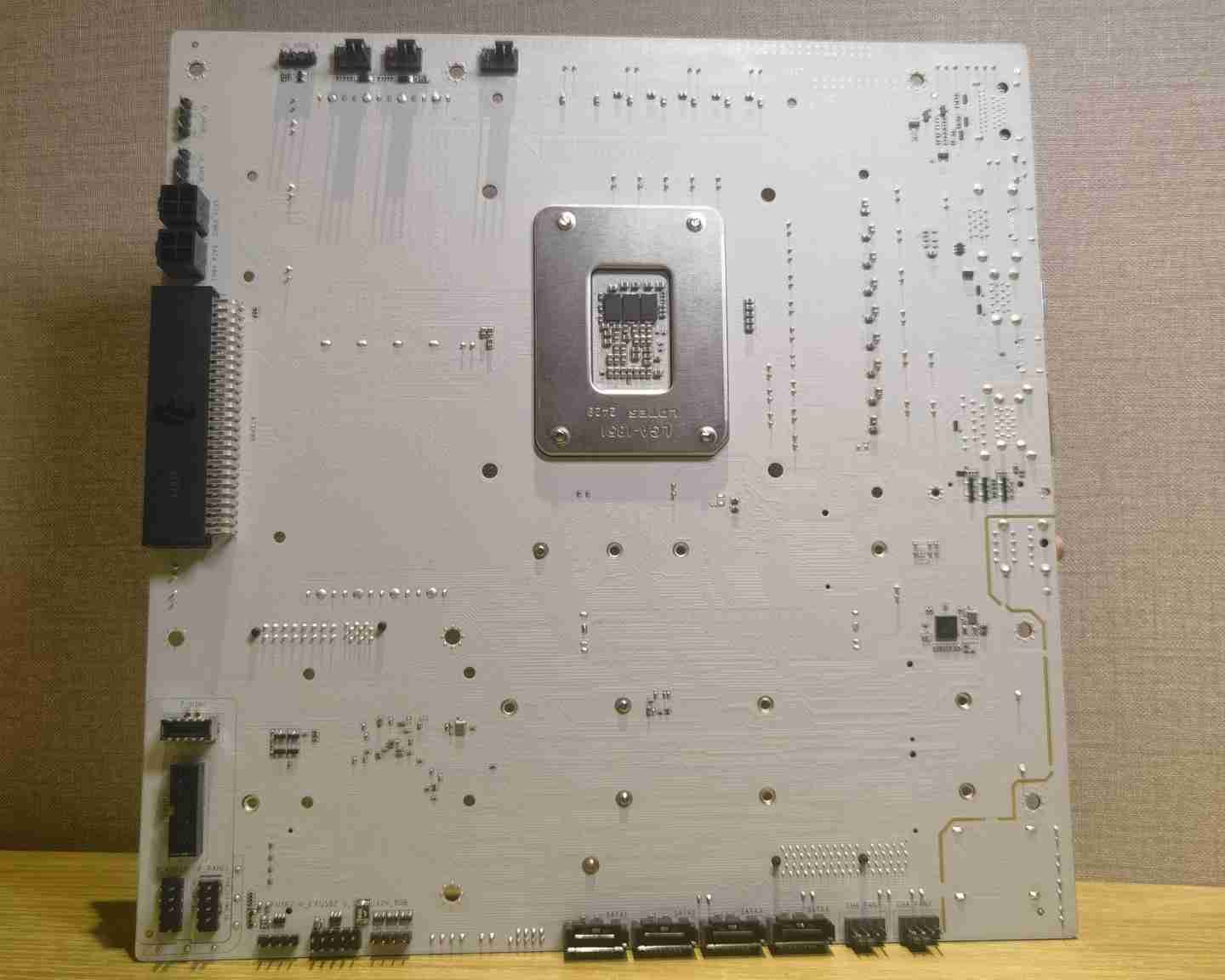 全球首款 BTF 3.0 概念工程样板细节曝光:50Pin 接口聚合主板、处理器、显卡供电