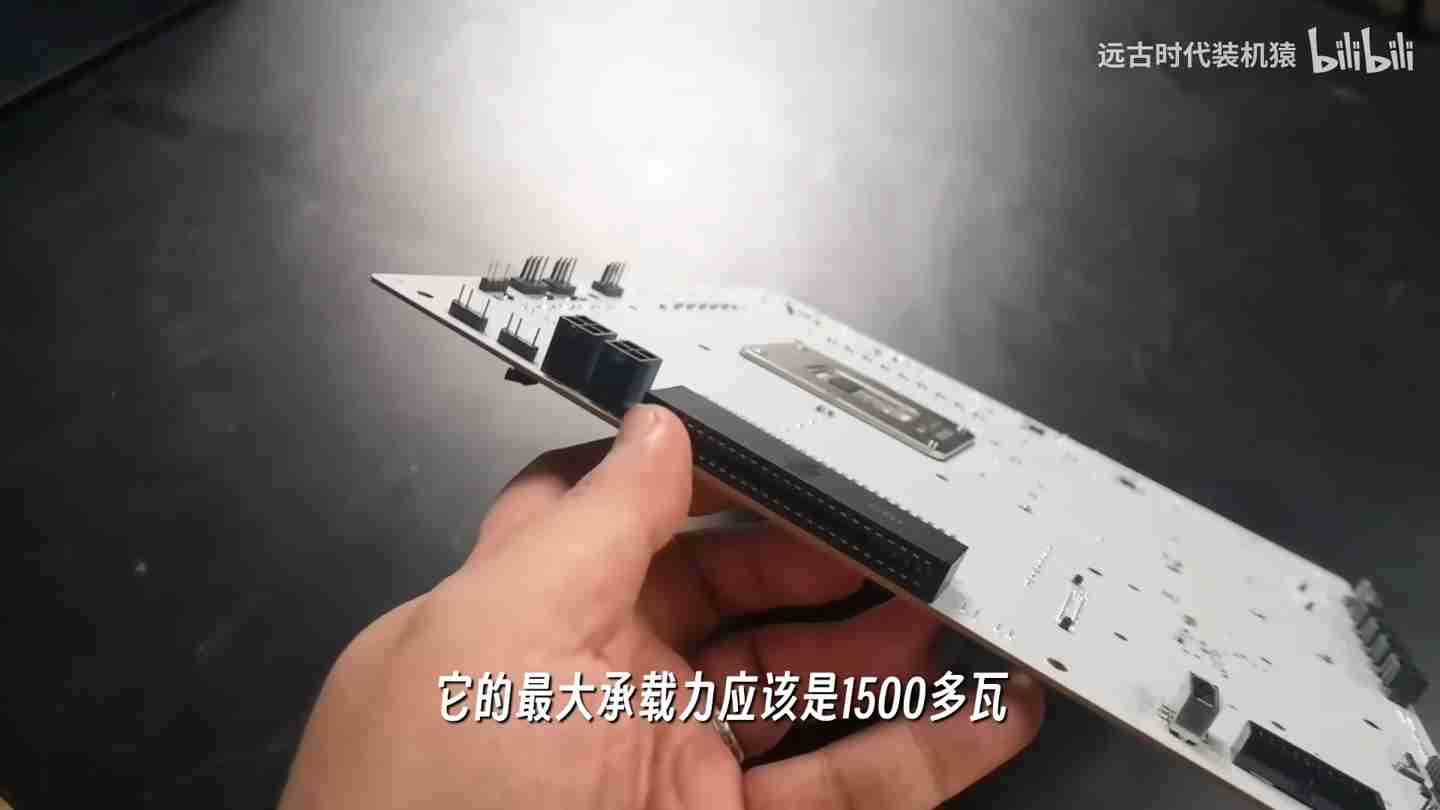 全球首款 BTF 3.0 概念工程样板细节曝光:50Pin 接口聚合主板、处理器、显卡供电