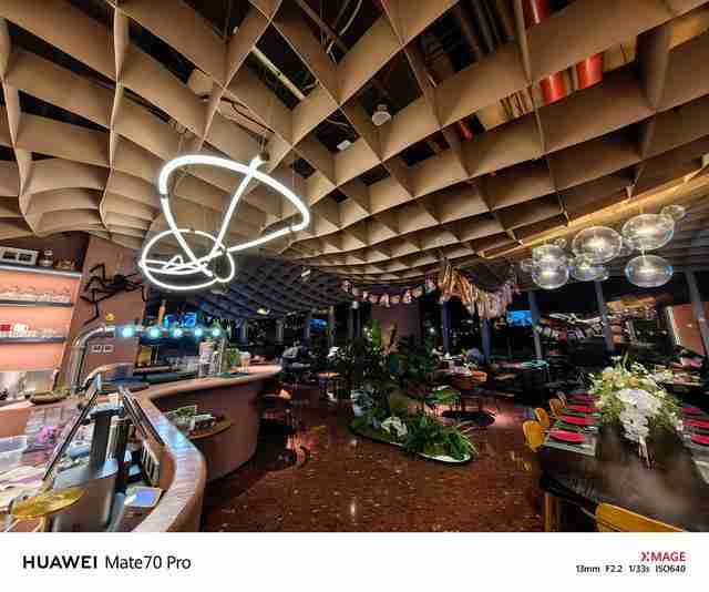 华为Mate 70 Pro拍照怎么样？红枫原色表现出色，96mm长焦彪悍