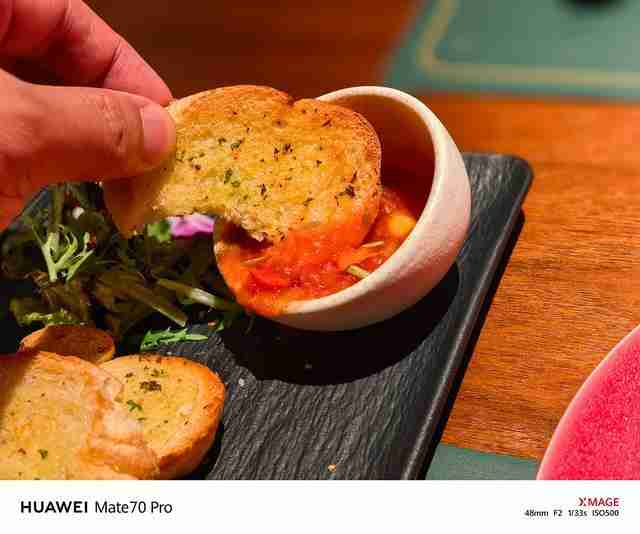 华为Mate 70 Pro拍照怎么样？红枫原色表现出色，96mm长焦彪悍