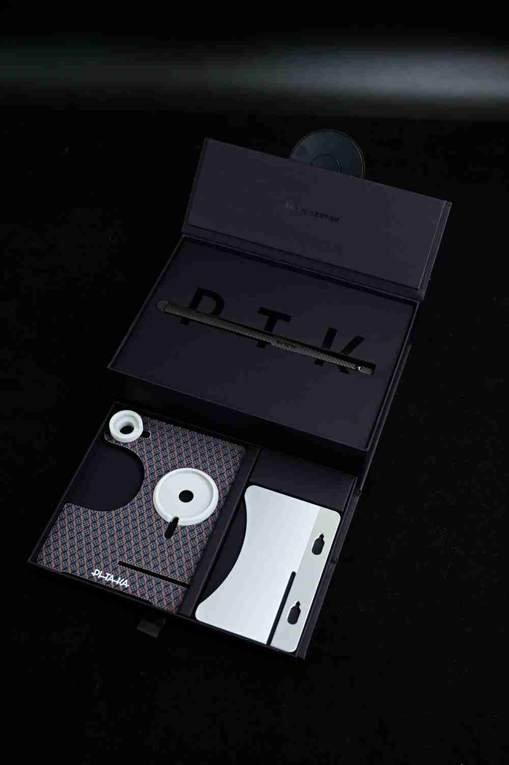 让iphone使用起来更便捷一点,pitaka礼盒开箱图赏