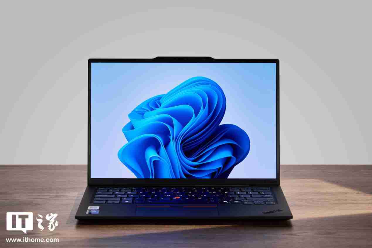 986g 超轻 AI PC 酷睿 Ultra 本,联想 ThinkPad X1 Carbon 2025 Aura 评测