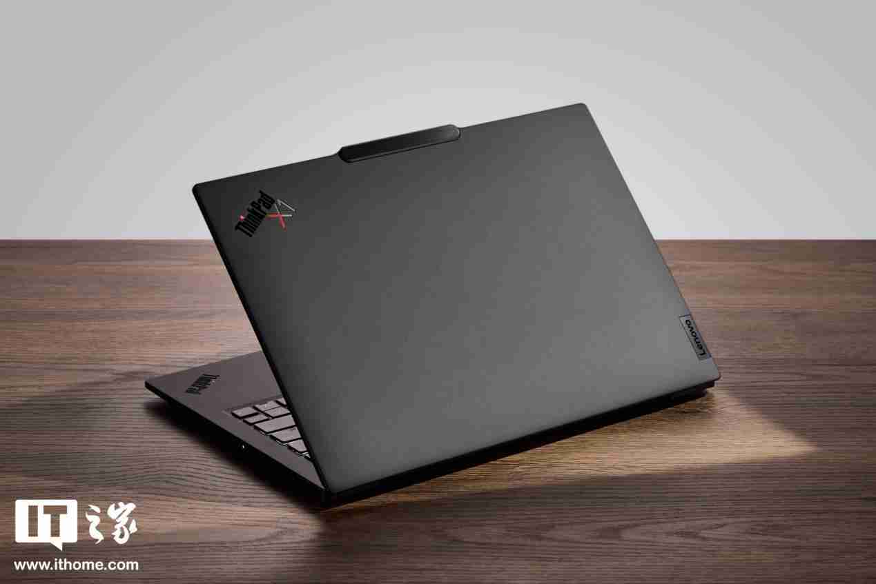 986g 超轻 AI PC 酷睿 Ultra 本,联想 ThinkPad X1 Carbon 2025 Aura 评测