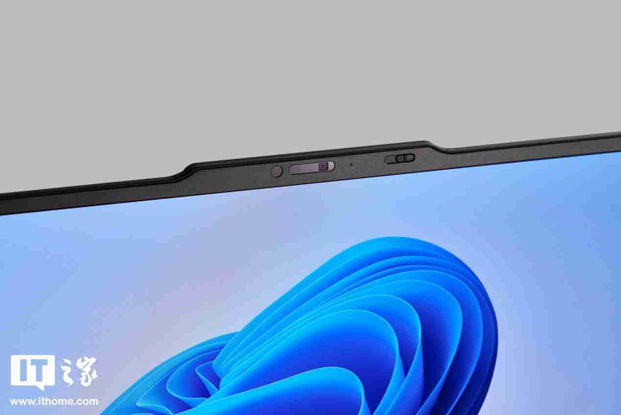 986g 超轻 AI PC 酷睿 Ultra 本,联想 ThinkPad X1 Carbon 2025 Aura 评测