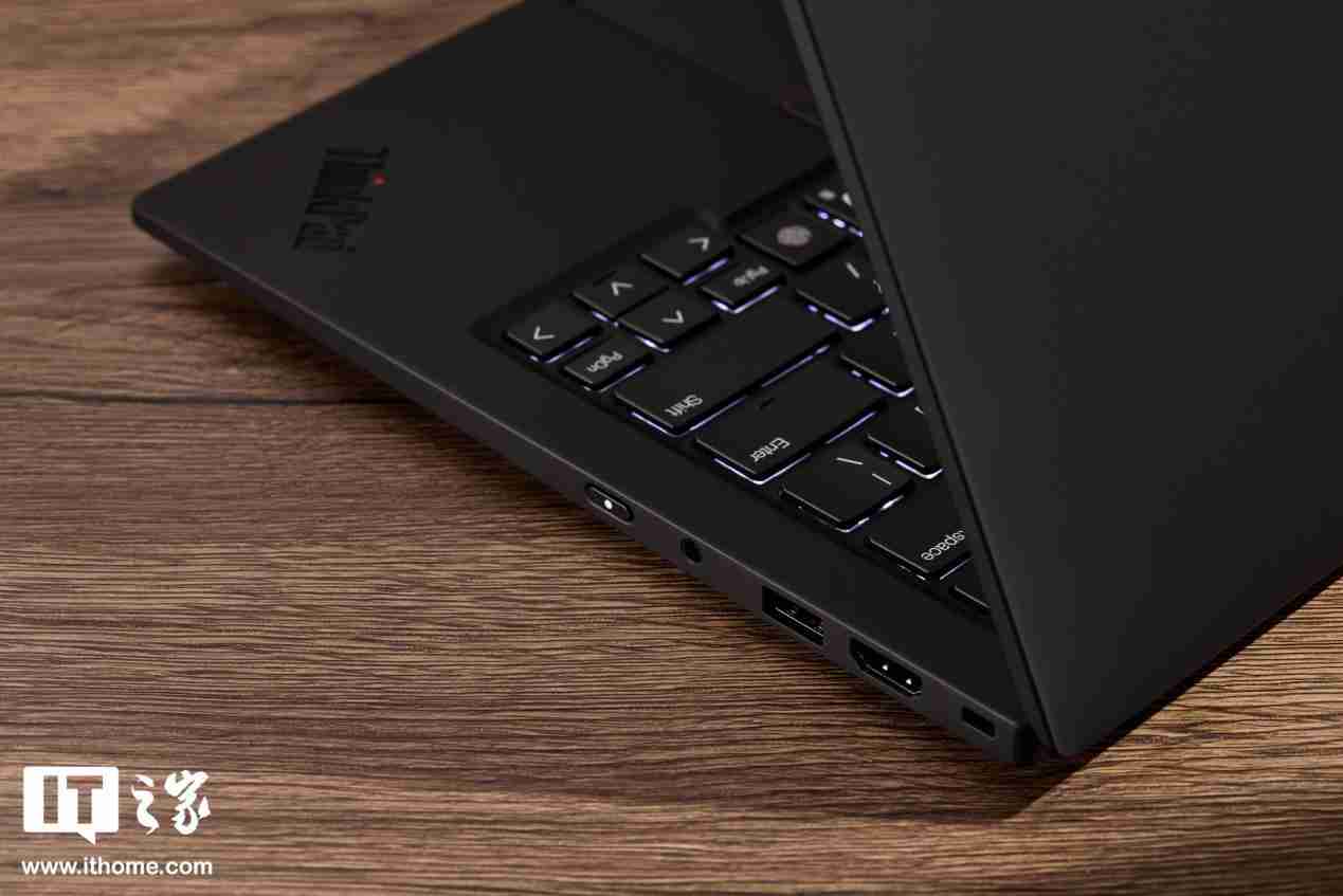 986g 超轻 AI PC 酷睿 Ultra 本,联想 ThinkPad X1 Carbon 2025 Aura 评测