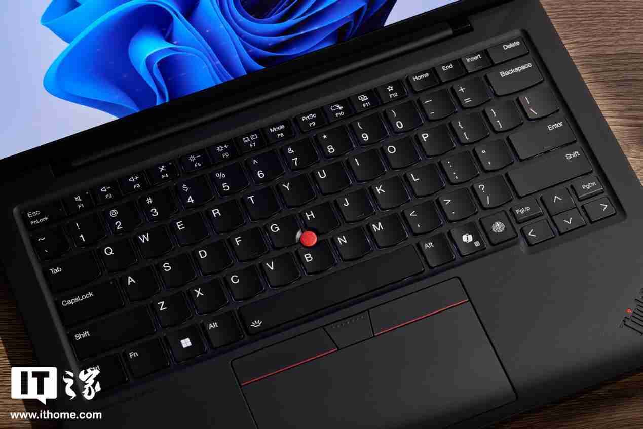 986g 超轻 AI PC 酷睿 Ultra 本,联想 ThinkPad X1 Carbon 2025 Aura 评测