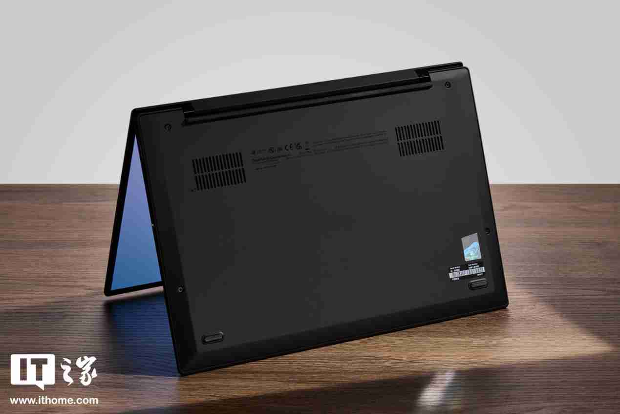 986g 超轻 AI PC 酷睿 Ultra 本,联想 ThinkPad X1 Carbon 2025 Aura 评测