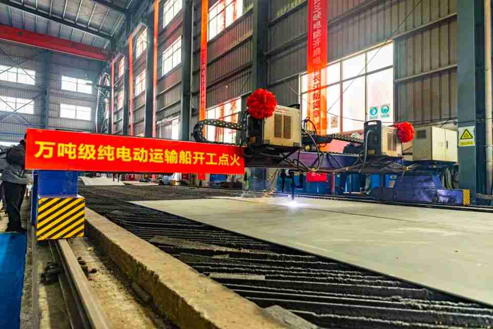 我国开工建造全球最大万吨级纯电运输船:100% 国产化,500 公里续航、最大载重 13740 吨