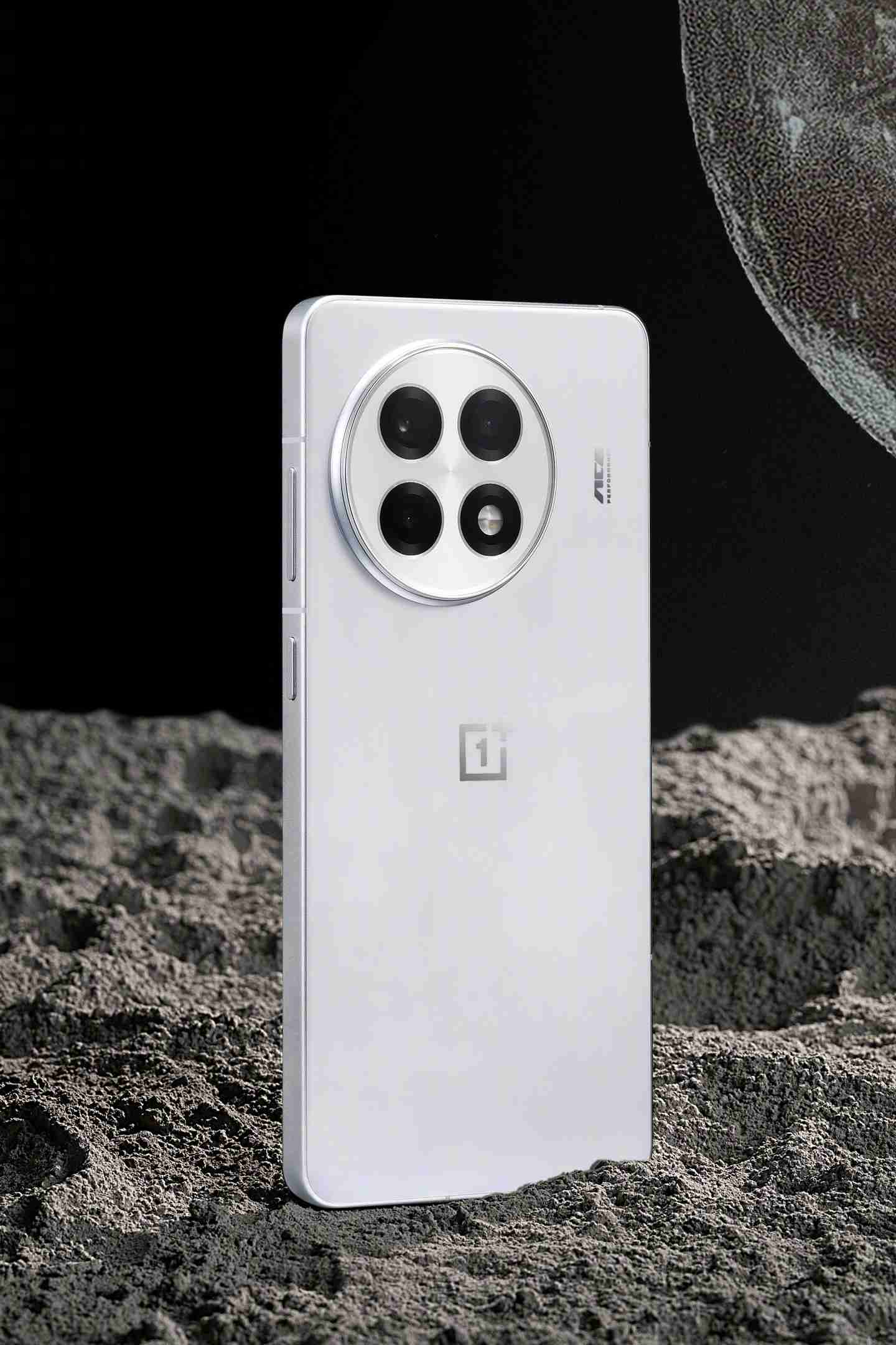 京东方为一加Ace 5系列供应屏幕，峰值亮度达4500nit，支持LTPO技术