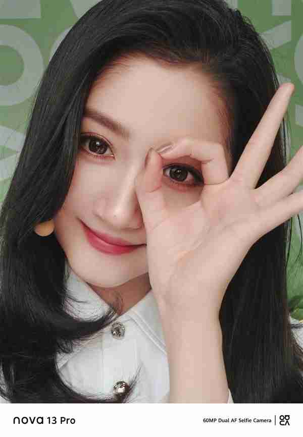 《晓彤格调局》尽显时尚格调:关晓彤手持nova 13 Pro拍摄绝美大片