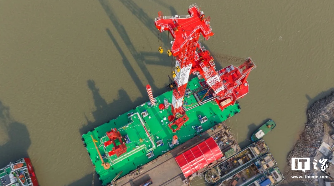 国内首艘自主研制旋转式打桩船交付,可满足桩重 150 吨的沉桩要求 国内首艘自主研制旋转式打桩船交付,可满足桩重 150 吨的沉桩要求