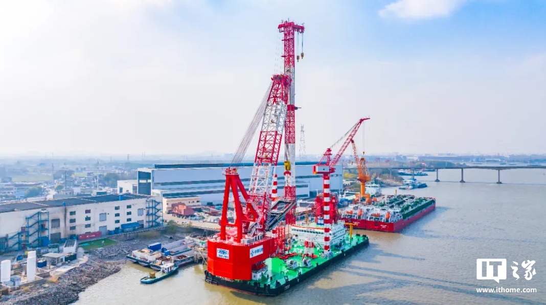国内首艘自主研制旋转式打桩船交付,可满足桩重 150 吨的沉桩要求 国内首艘自主研制旋转式打桩船交付,可满足桩重 150 吨的沉桩要求