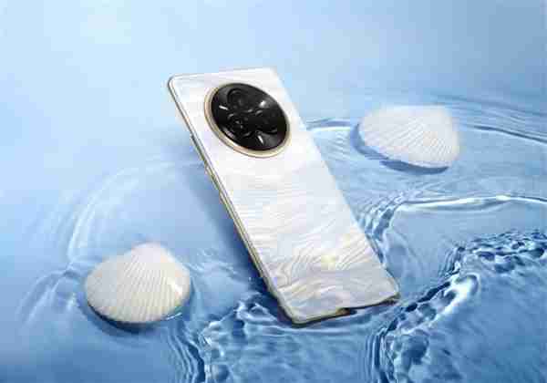 真我14 Pro+亮相:首发温感变色技术 后盖遇冷变色