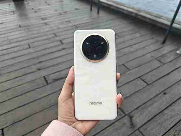 真我14 Pro+亮相:首发温感变色技术 后盖遇冷变色