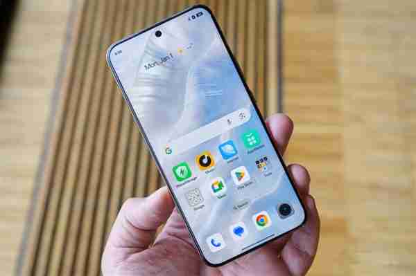 真我14 Pro+亮相:首发温感变色技术 后盖遇冷变色