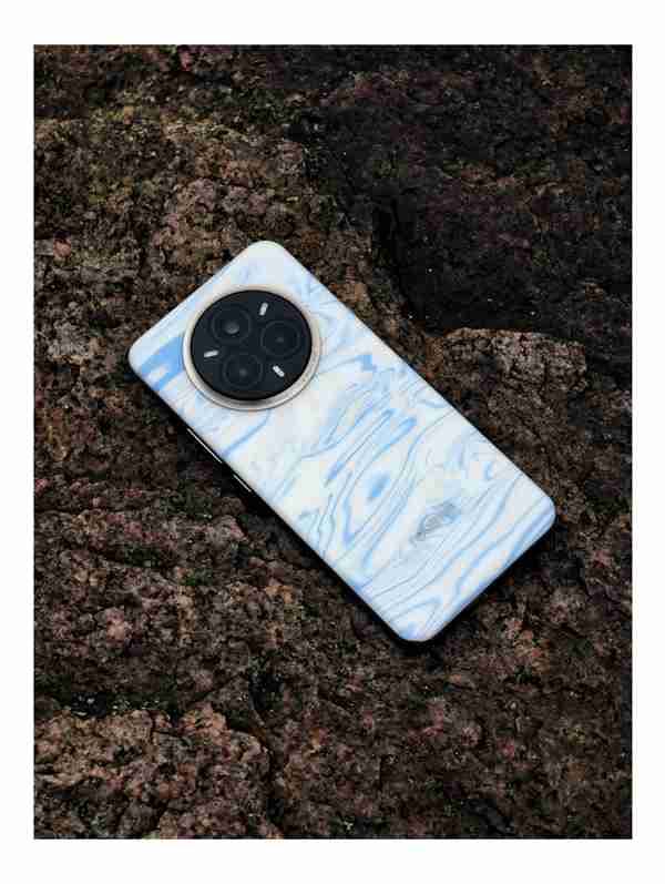 真我14 Pro+亮相:首发温感变色技术 后盖遇冷变色