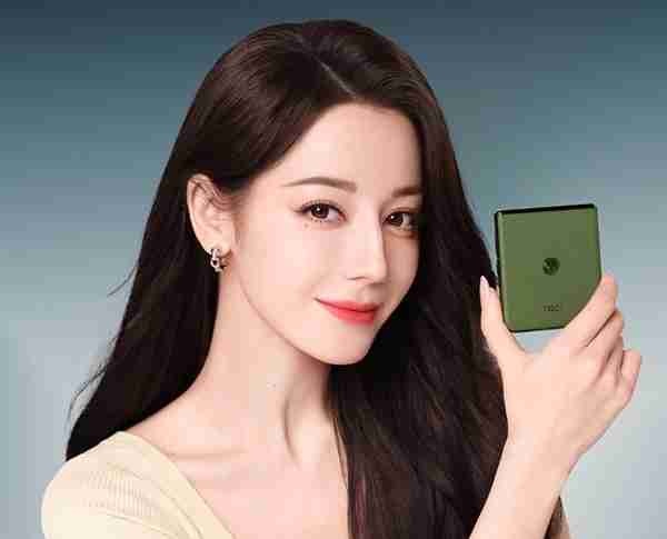 迪丽热巴同款小折叠!moto razr 50 Ultra摩卡慕斯限定版预售:5899元