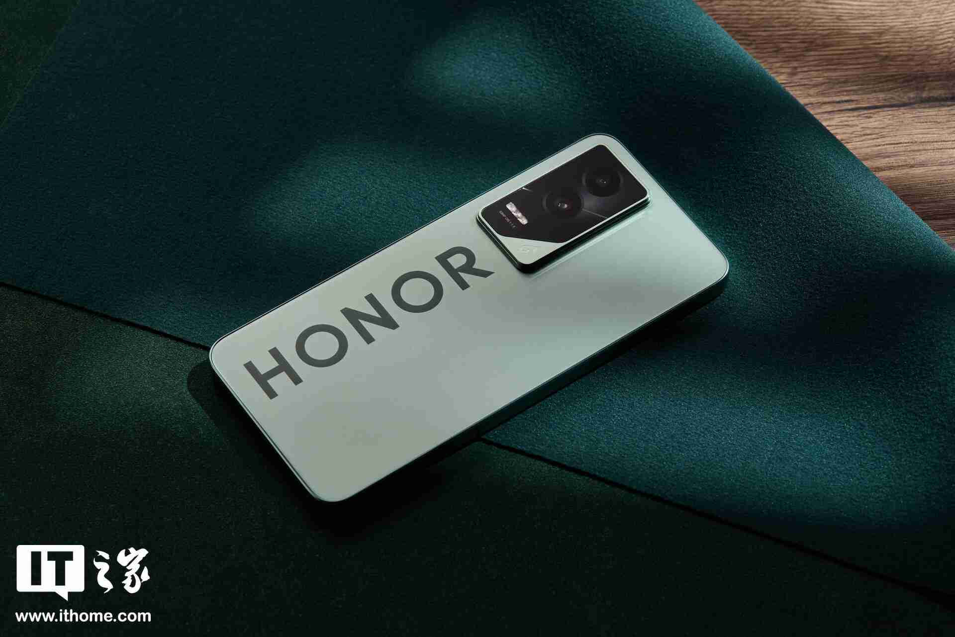 荣耀 GT「极光绿」图赏:大 Logo 设计,梦回荣耀 30