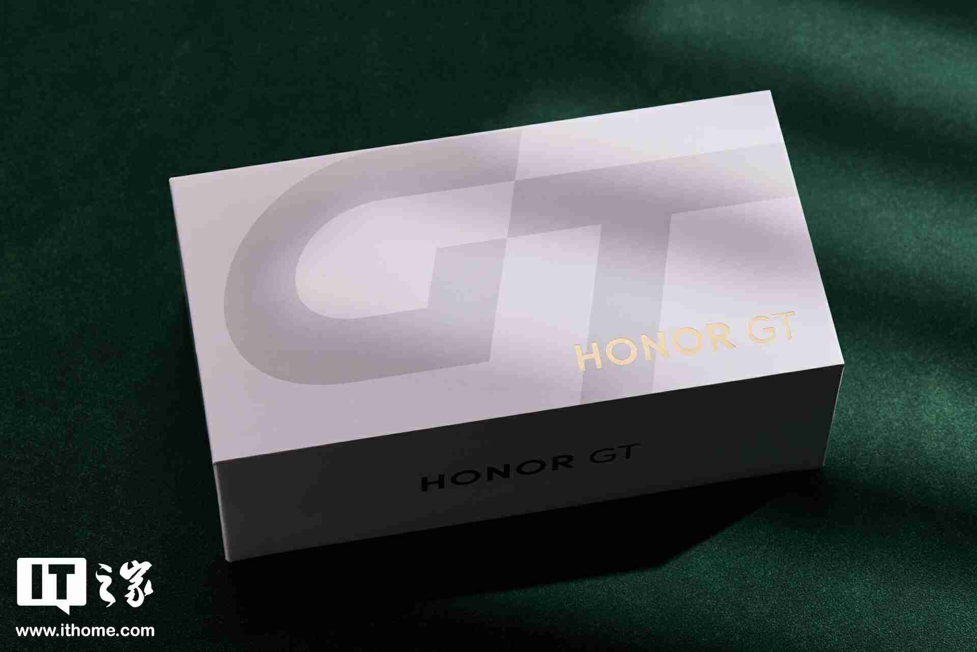 荣耀 GT「极光绿」图赏:大 Logo 设计,梦回荣耀 30