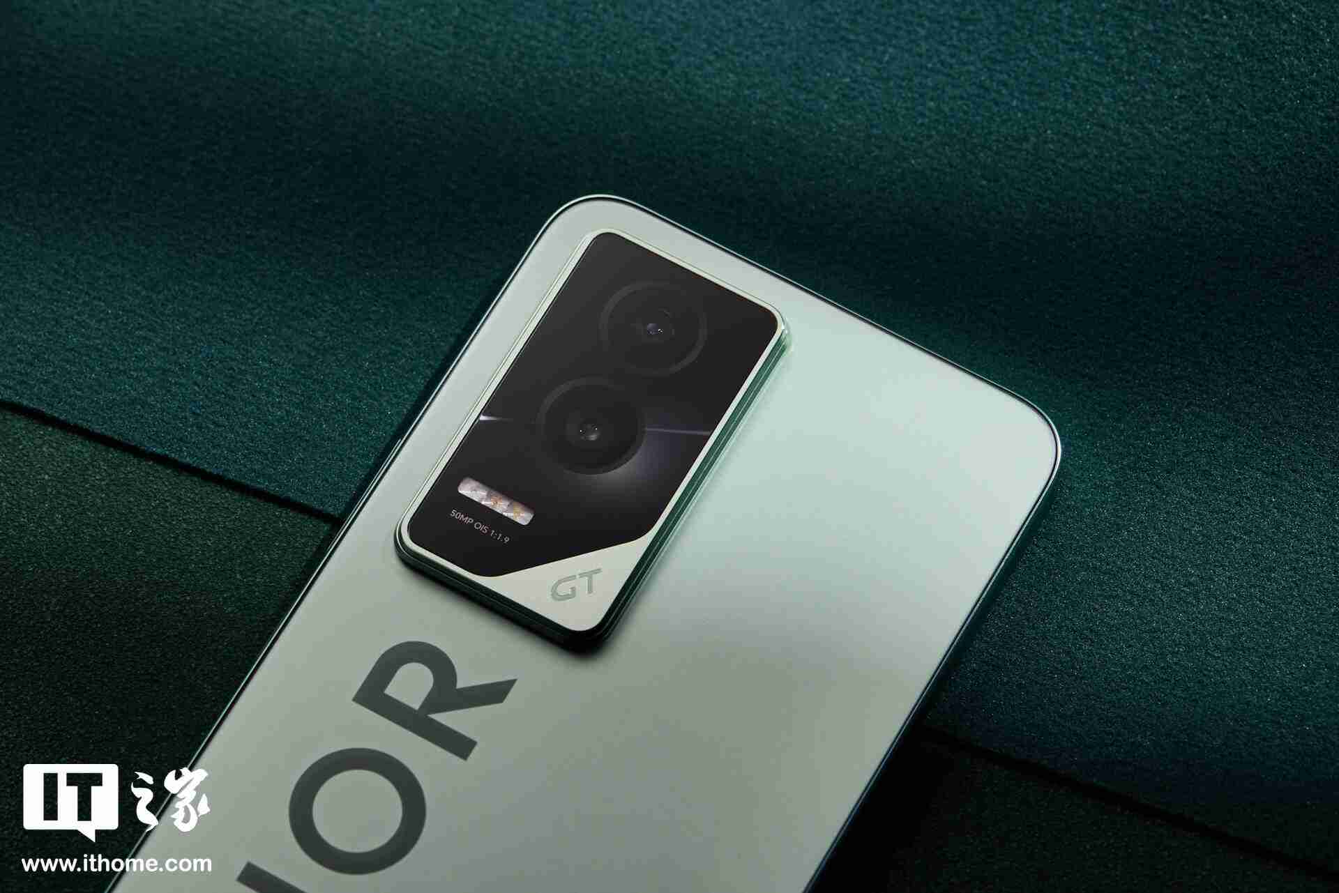 荣耀 GT「极光绿」图赏:大 Logo 设计,梦回荣耀 30