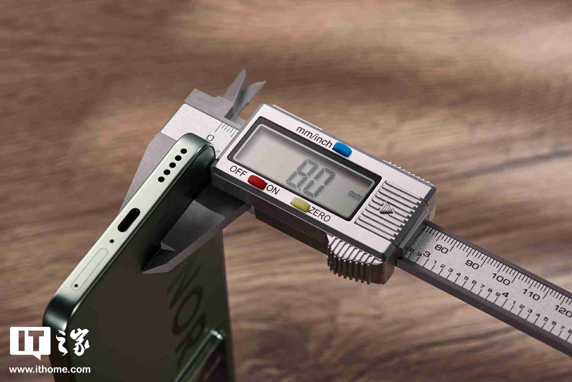 荣耀 GT「极光绿」图赏:大 Logo 设计,梦回荣耀 30