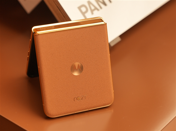 国内首秀!moto razr 50 Ultra、s50摩卡慕斯限定真机亮相