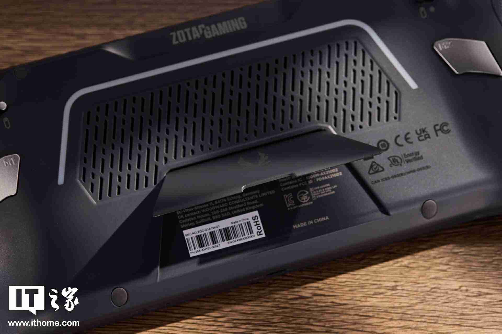 索泰 ZONE 游戏掌机图赏：120Hz AMOLED 屏、拨动式轮盘、双触控板、二段式扳机