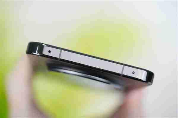 手感绝佳小直屏！华为Mate 70曜石黑图赏