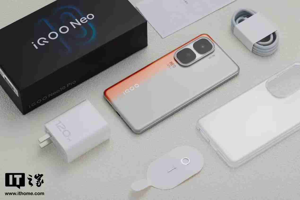 iQOO Neo10系列手机屏幕选择更准确、更真实还原色彩,支持切换为“艳丽模式”