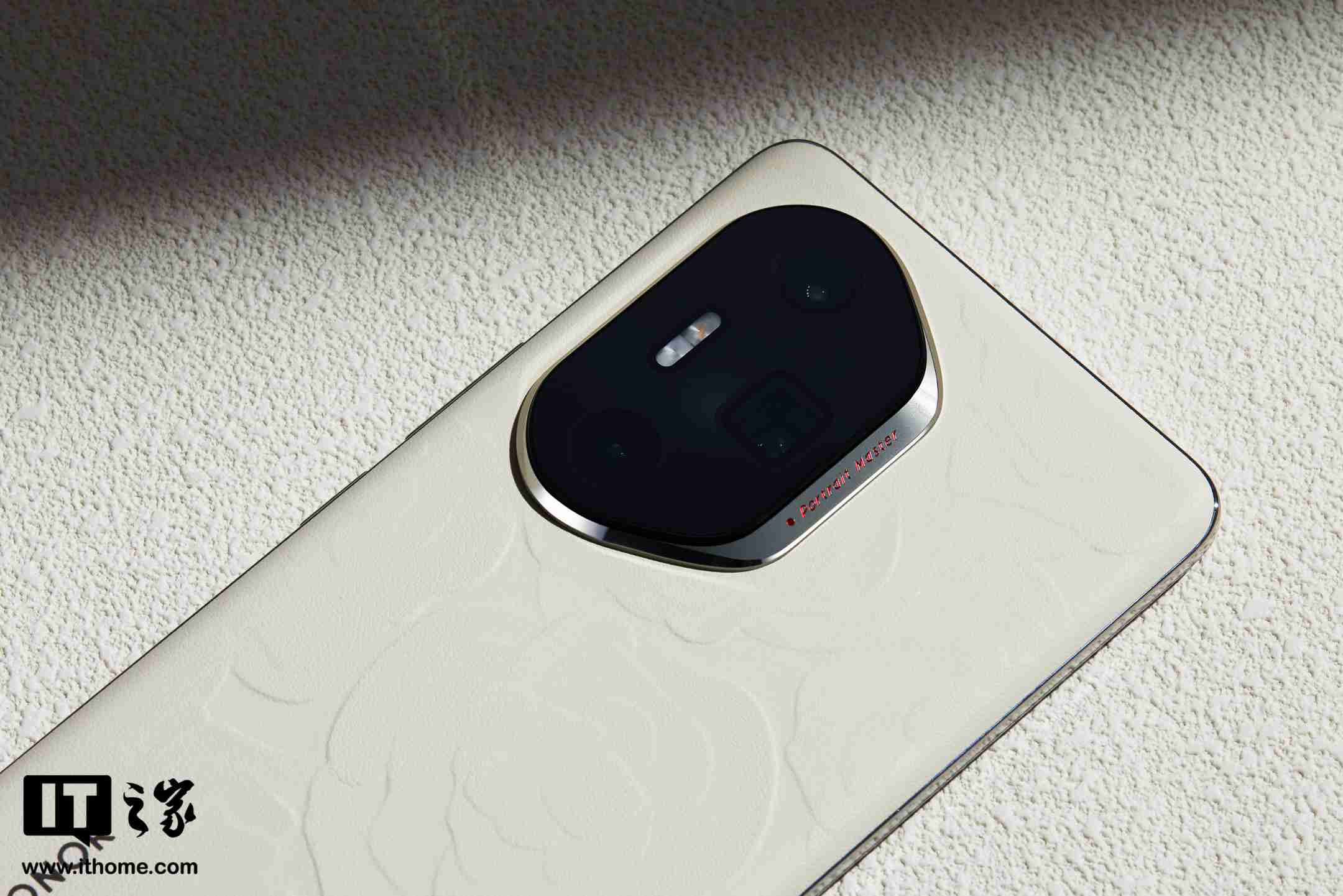 荣耀 300 系列手机图赏：首次引入 Ultra，浮雕印花，大自然美学