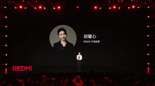 美女产品经理来了!馨心登台主讲REDMI K80 Pro外观设计
