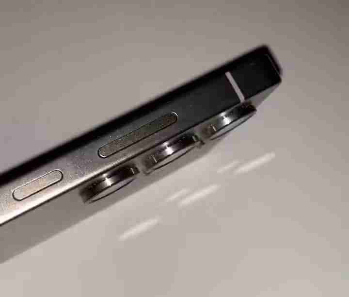 三星Galaxy S25 Ultra手机真机首曝:边角更圆润、边框更窄