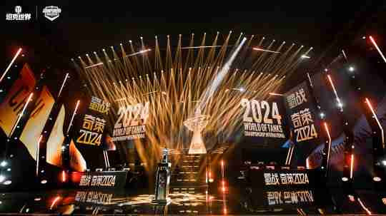 电竞生活揭秘，首日解说尝折耳根，小哥获全员签名亮相！