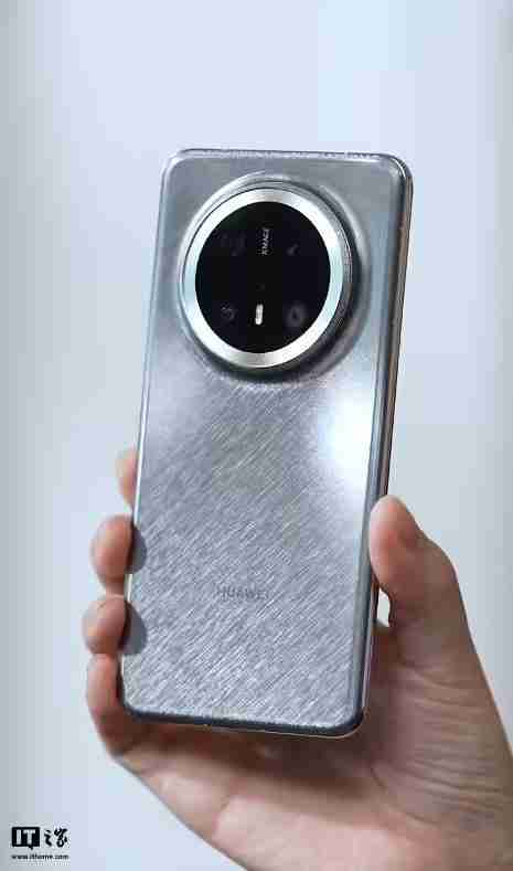 余承东首秀华为Mate 70 Pro+真机外观,“金丝银锦”配色特别后盖材质