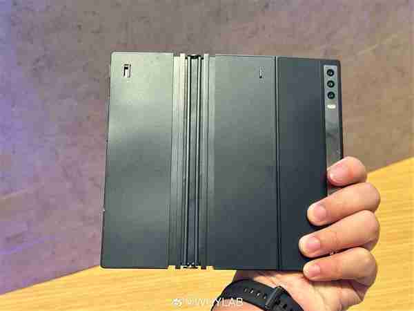 华星首款自研三折叠屏样机现身:7.85英寸大屏加持