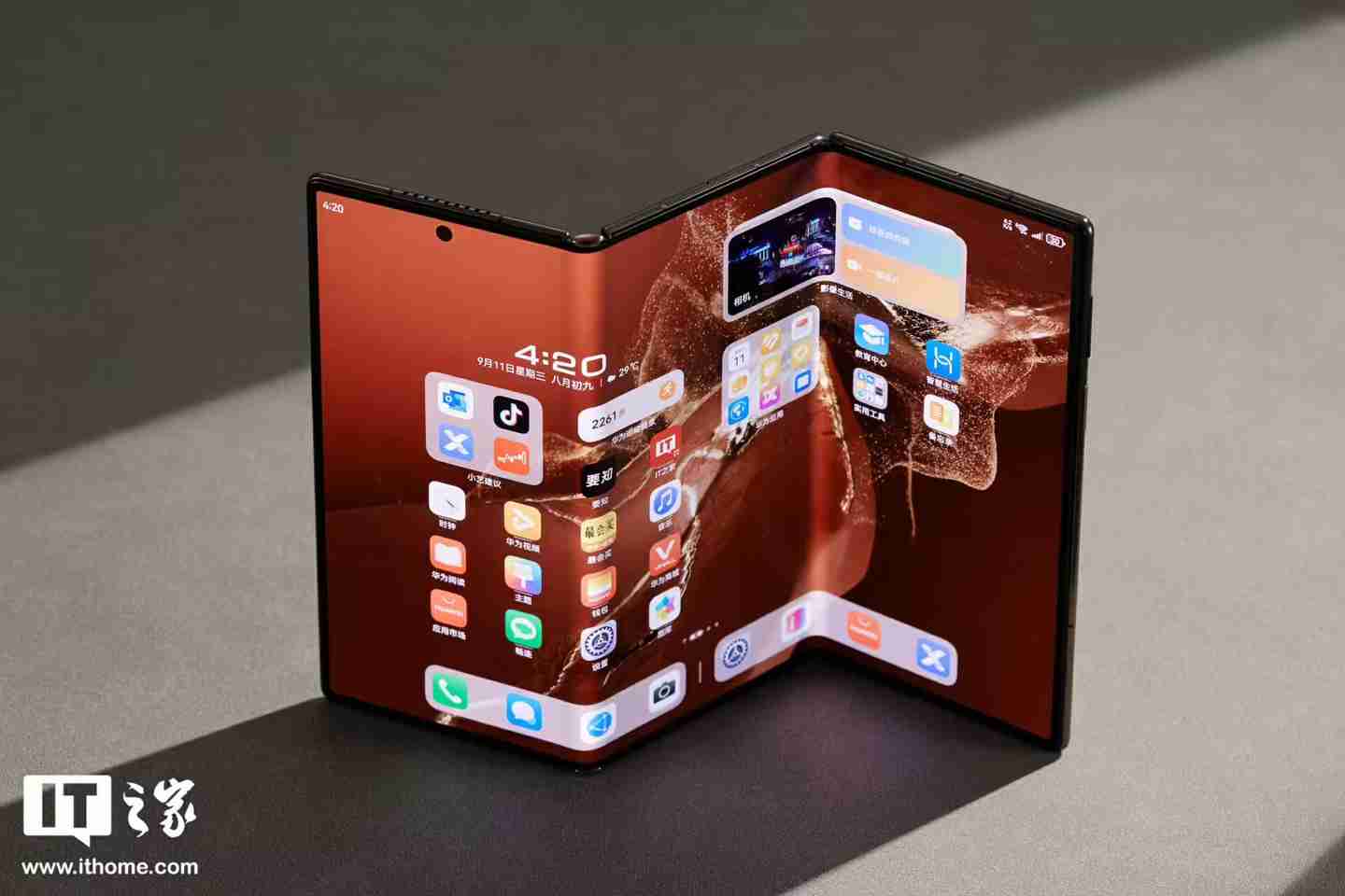 三星三折叠手机曝光:往内双折、展开 10 英寸,单屏 / 三屏使用,有望 2025 年发布