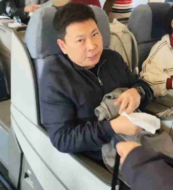 华为Mate 70确认11月26日发布！余承东捂口袋怕手机被偷拍