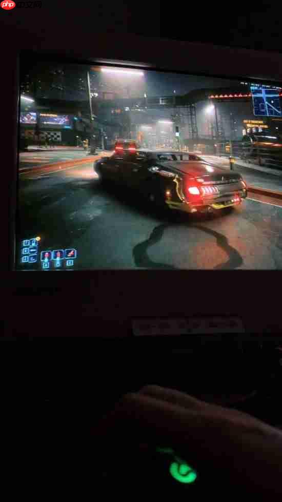 《2077》遇上老式大头显示器!运行超流畅 复古感十足