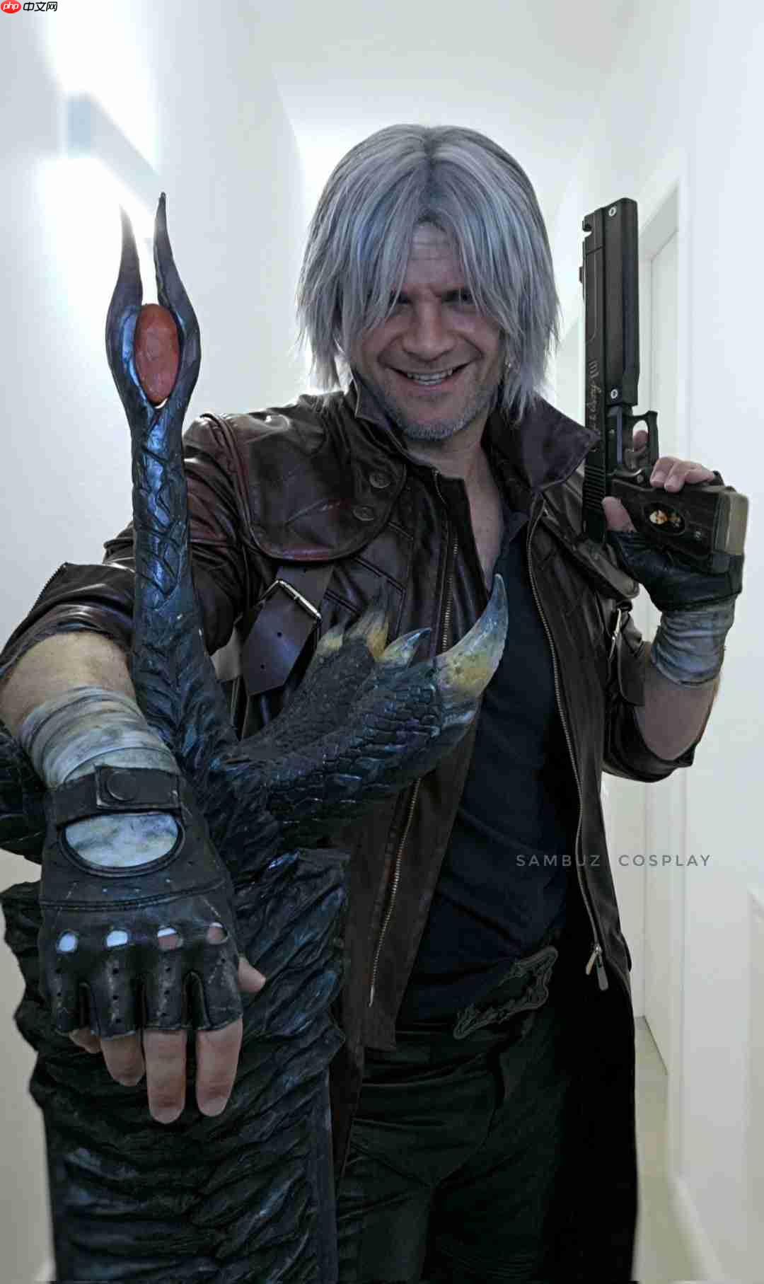 皮衣配圣诞帽!意大利Coser演绎《鬼泣5》圣诞但丁