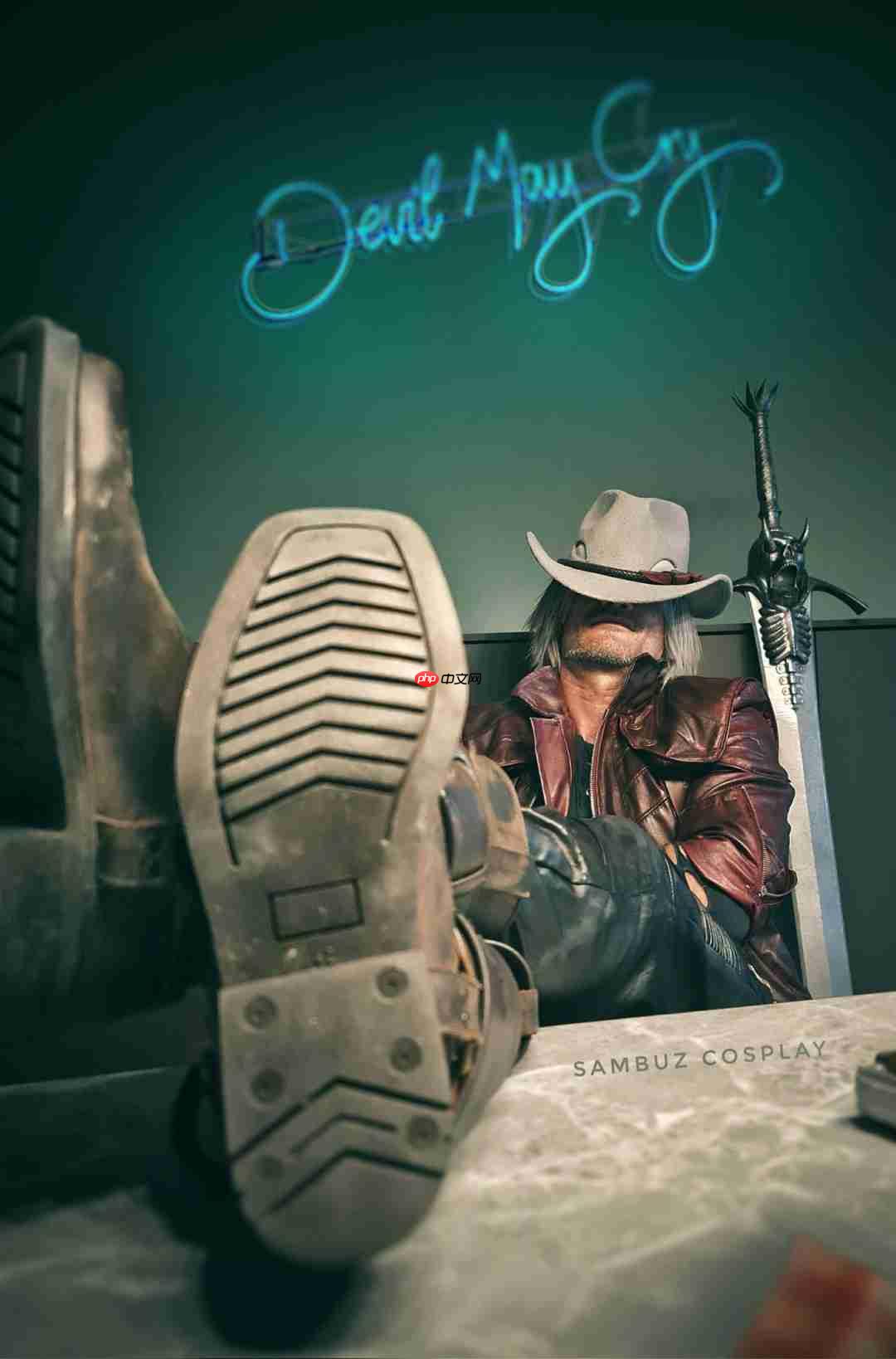 皮衣配圣诞帽!意大利Coser演绎《鬼泣5》圣诞但丁