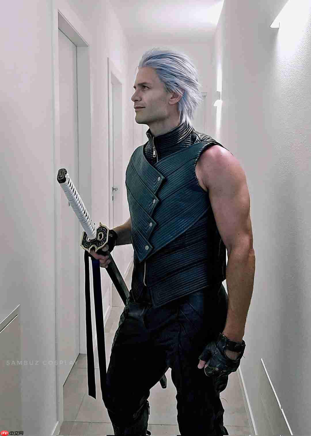 皮衣配圣诞帽!意大利Coser演绎《鬼泣5》圣诞但丁