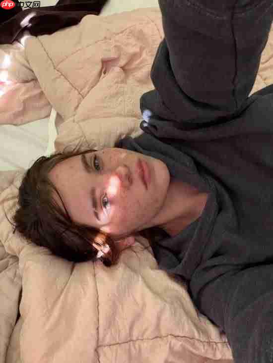 连性取向都还原了！玩家情侣COS《最后生还者》艾莉和蒂娜