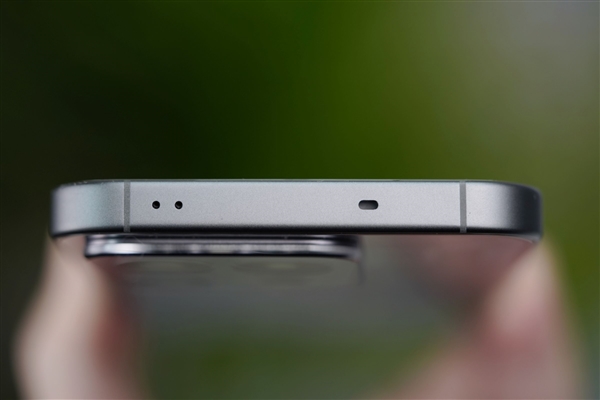 透明RGB光环 辨识度拉满!真我Neo8图赏